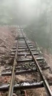 8月14日印度西姆拉夏山遭遇大暴雨，铁轨被冲毁，灾害在当地造成重大伤亡...