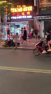 昨午夜，西港街边推搡，本地人看热闹。